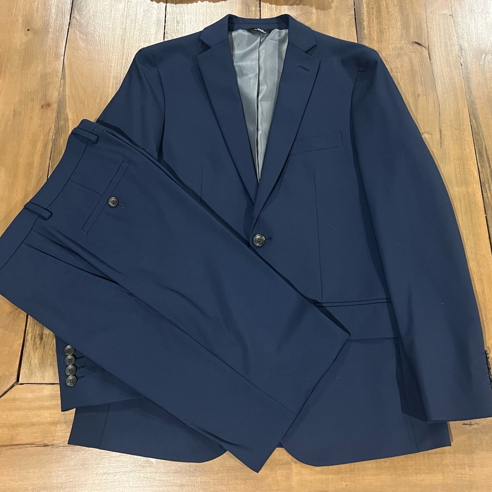 JM Haggar Slim Fit Two Piece Suit, Jacket 38R Pants 30x32, Navy Blue